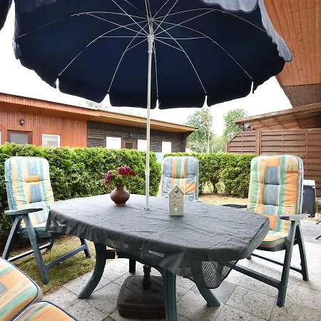 Dom wakacyjny Cozy Holiday With Fenced Garden Near Sea In *