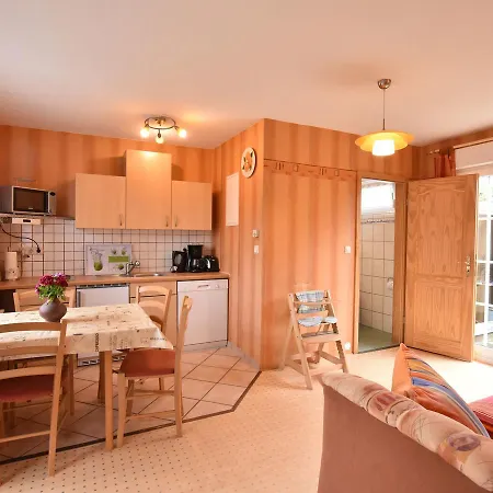 Dom wakacyjny Cozy Holiday With Fenced Garden Near Sea In *