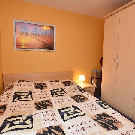 Dom wakacyjny Cozy Holiday With Fenced Garden Near Sea In *