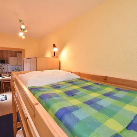 Dom wakacyjny Cozy Holiday With Fenced Garden Near Sea In *